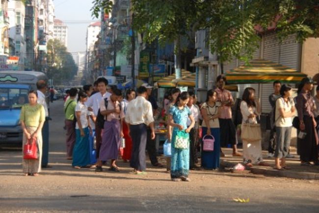 会社へ向かう人たちでしょうか。<br />結構都心でもタナカ使用率は高いです。