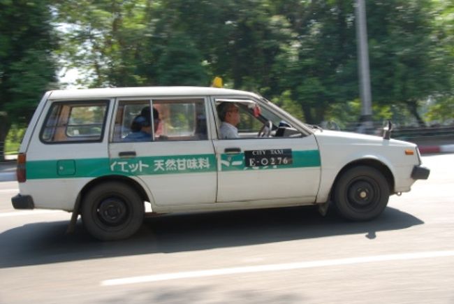 朝食後はタクシーで市内観光へ。<br />タクシーは街中でそれほど苦労なく捕まえられることができます。<br />料金は交渉制。ホテルで大体の相場を聞いて乗り込みます。<br />タクシーも日本からの中古車が殆ど。<br />業務用で使われていたものがそのまま使われているのも多いみたいです。