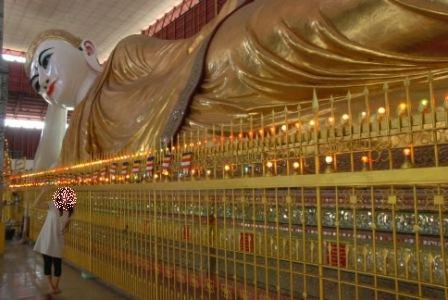 まず巨大な寝仏で有名なチャウッターヂー・パヤーへ。<br />でっかいがらんどうの建物に全長70mの寝仏がドンといらっしゃいます。<br />でかいです、でかすぎです。