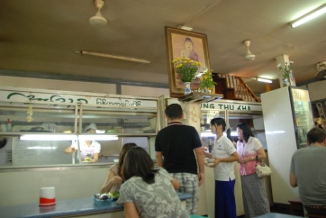 最後のランチはシュエダゴォン・パヤーから徒歩圏内とガイドに書いてあったアウン・トゥ・カへ。<br />(でも徒歩圏内というには結構遠く20分強歩きます。。)