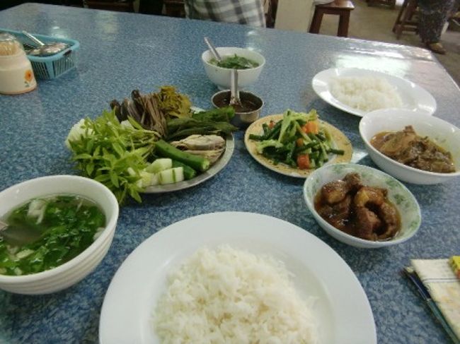 ここで最後はビルマ料理を堪能。<br />山もりの野菜はどう食べればいいのか(そのまま食べるみたいでしたが)分からず完食とはなりませんでしたが、。<br />ほかのカレー、スープなどは全て美味しく頂きました。<br />団体の観光客などもひっきりなしに来ていて人気店のようでした。<br /><br />これにて3泊4日のミャンマー旅行も終了。<br />次に訪れる機会があったら行ってみたい都市を探しながらシンガポールへの帰国の途に着きました。