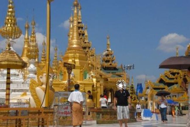 敷地も広く、単なる寺院というよりは云わば仏教のテーマパークのよう。<br />国内の観光客も一杯で賑わっています。<br />ちなみに敷地内は裸足にならなければなりませんが、床が熱くて歩けないところもあります。。<br />好みは分かれる寺院だと思いますが見て損はないところだと思います。<br />