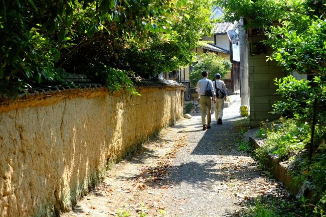 風情ある小径を歩く男性陣（もろずみさんとNODAさん）。<br />女子（？）組２人（コクリコさんと私）はついおしゃべりに花が咲いて、気がつけばいつも１０ｍ遅れ！