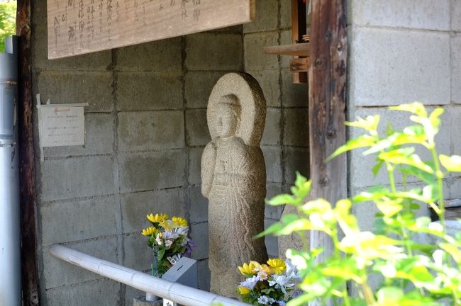 白毫寺の前にいらっしゃる薬師さまにご挨拶。<br />大切にお祀りされています。