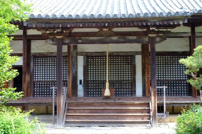 宝蔵で閻魔大王さんたちにご挨拶した後、最後に本堂におまいりしました。<br />いつもながら、薄暗くてひんやりした堂内でした。<br />ご本尊は阿弥陀如来坐像、脇侍は観音・勢至菩薩像です。やや小ぶりでクールな印象の仏さまたち。横顔が特に美しく、仏像の横顔の話でコクリコさんと盛り上がりました。