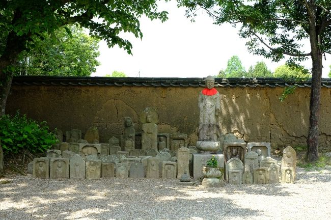 境内の石仏群。<br />こちらも何だかすっきり。