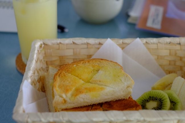 昼食は美術館内のカフェで軽めに。<br />トーストセットをいただきました。