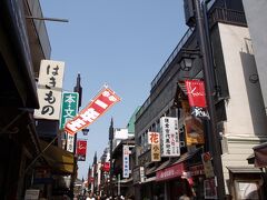 そしてようやく小町通りに到着した〜。

レトロな建物と看板がずらり。

鎌倉に来て鶴岡八幡宮を参拝する際は、
ここ小町通りを歩くのも楽しみの１つに。
少し路地を入ったところにも、
ひっそりとお店があったりする。