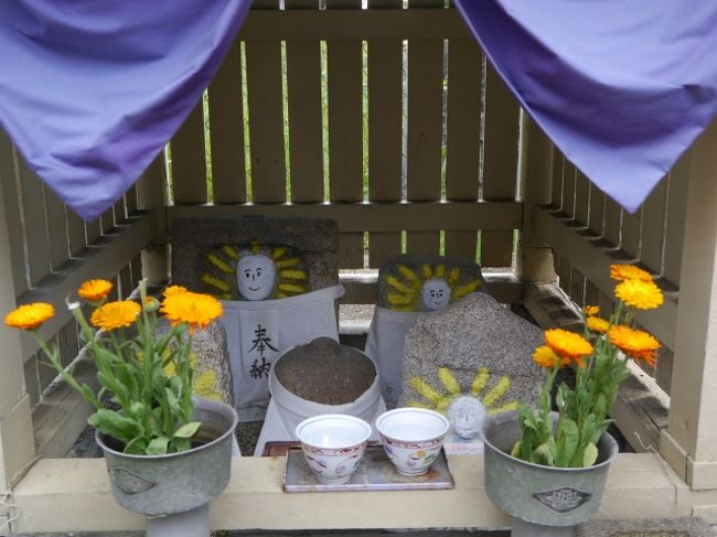 京街道と思しき道を南に下る道々にも面白いものがある。<br /><br />はな☆さん曰く、この辺りのお地蔵さんは化粧している。<br />あ、本当だ！