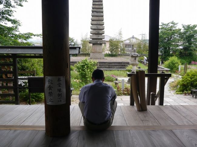 こちらではNODAさんが瞑想中。<br />各人好き勝手に般若寺を探索していました。