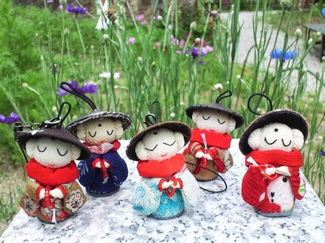 そろそろ時間かな、というところで全員集まって記念撮影。<br />５人の分身のミニ地蔵が勢揃い。<br /><br />