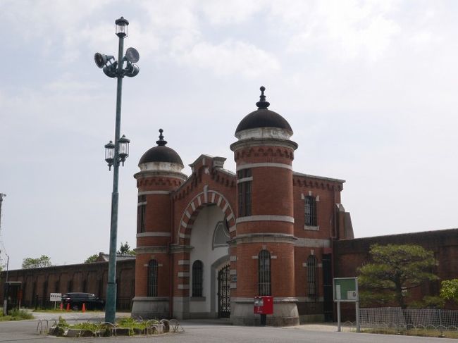 さらに下って、立派なレンガ館は奈良少年刑務所。<br />1000年以上前からいきなり明治時代に飛ぶのも面白い。
