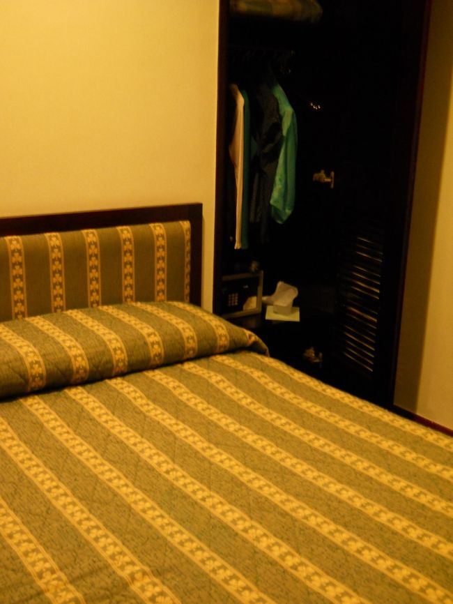 部屋は狭いがセーフティボックス、湯沸かしポット、冷蔵庫完備。