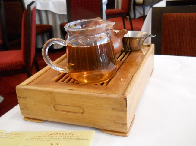 プーアール茶38元。<br /><br />目の前でサーブしてくれる。