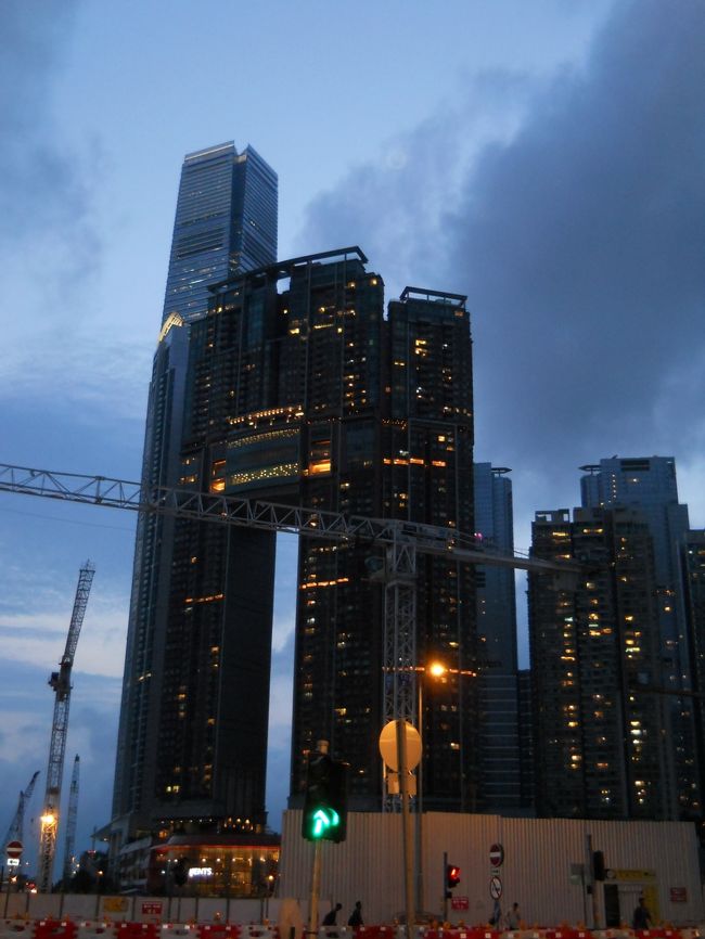 で、今回目的のＳＫＹ100があるリッツカールトンホテルもある「エレメンツ」へ。<br /><br />大人HKD168。