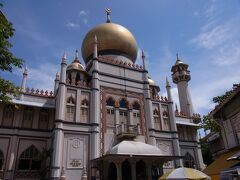 さて、これがこのエリアの代表的なスポットであるスルタン・モスクです。

非常に大きく、雄大な感じのする立派な建物でした。