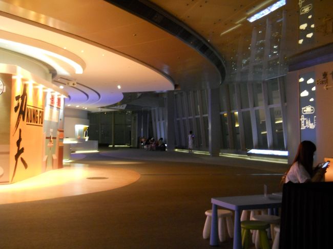 週末なのに意外に空いている。<br /><br />20時からシンフォニーオブライツのショーが眼下に見えるが、地上から見た方が感動すると思う・・・