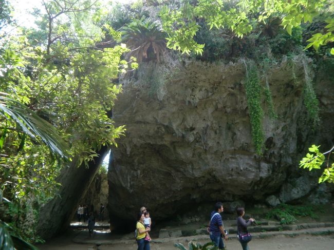 こちらが巨大な岩が重なりあって三角形のトンネルとなっている『三庫裏（サングーイ）』<br />岩の下を通行したが、パワーが得られたかどうかは不明だった。