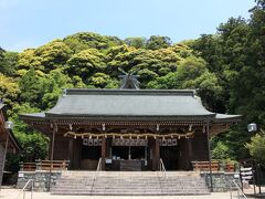 山陰道は終点の出雲ＩＣで降りると、前回来た時の記憶があちこちの風景から甦りました。

しかし最初の目的地はまだしばらく先。

国道９号線を更に西へと進み、出雲市内からおよそ１時間で大田に到着。ようやく石見国一之宮、物部神社に到着しました。

御祭神の宇摩志麻遅命は物部氏の祖。

神武天皇に大和を国譲りした饒速日命と、長髄彦の妹である三炊屋媛の間に生まれた子で、国譲りに頑なに反対する長髄彦を倒し神武天皇に帰順したことから、代々朝廷において軍事を司る役割を担うことになったのでした。

御社殿裏の神体山は八百山という名前で、社殿造営前の原始的な祭祀が行われていた時代から信仰の対象となっており、その山頂には御祭神の神陵があります。