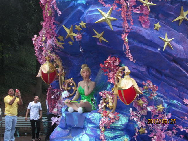 子供がティンカーベルの服を着てたら<br />気づいて投げキッスしてくれました♪