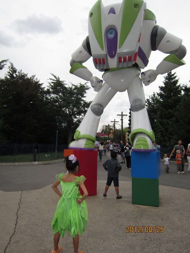 バスと同じポーズで♪<br />前の男の子も同じポーズｗ