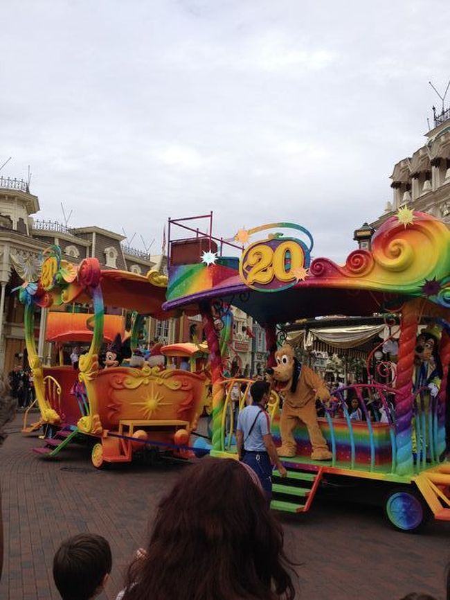 入るといきなり２０周年パレードが〜