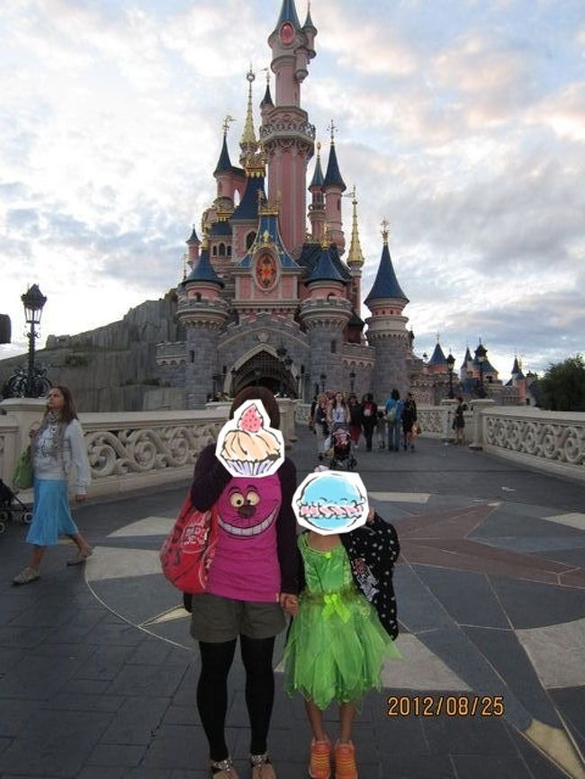 夜の９時です。明るいです。<br />でも。。。疲れたのでそろそろ帰ります。<br /><br />夜の１１時までやってます。<br /><br />ティンカーベルの衣装を着てると<br />ピーターパンの乗り物は優遇され<br />並ばずに乗れます！<br /><br />なので違う衣装でもそういうのがあると思います。<br />並ばずに乗れるので。。<br />ピーターパン５回乗りました（笑）<br /><br /><br />欧州ならではの。。どこでもタバコぷかぷか。。<br />これさえなければ最高の場所なのになぁぁ。<br /><br />４か国目のディズニーは楽しかったです。<br />後は。。。フロリダのディズニー〜〜<br />いつか行くぞ〜〜〜!!