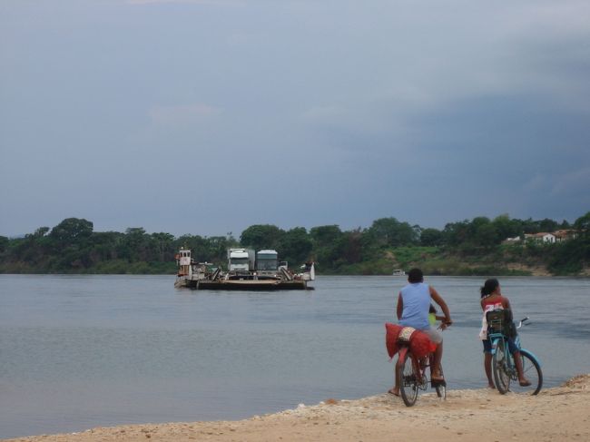 トカンチンス川の流れは想像以上に速く<br /><br />　通常１０分の距離が３０分近くに