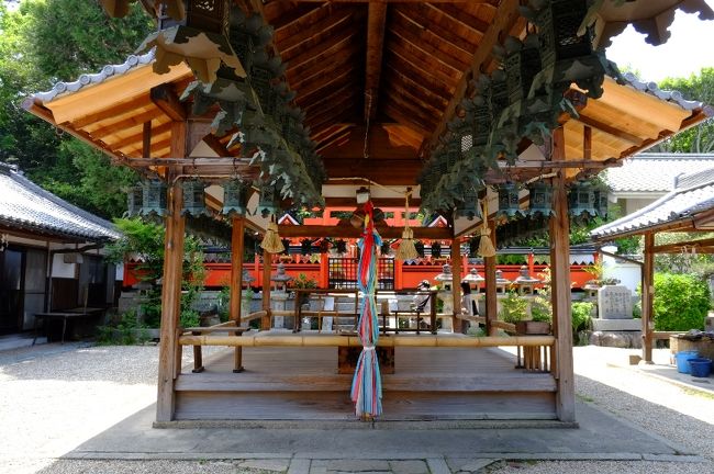 本殿・拝殿・社務所などがあるメインの場所はこちら。中央には舞台がありました。<br />ここで毎年１０月８日に披露される翁舞（おきなまい）は、国の重要無形文化財にも指定されている有名な伝承芸能だそうです。<br />