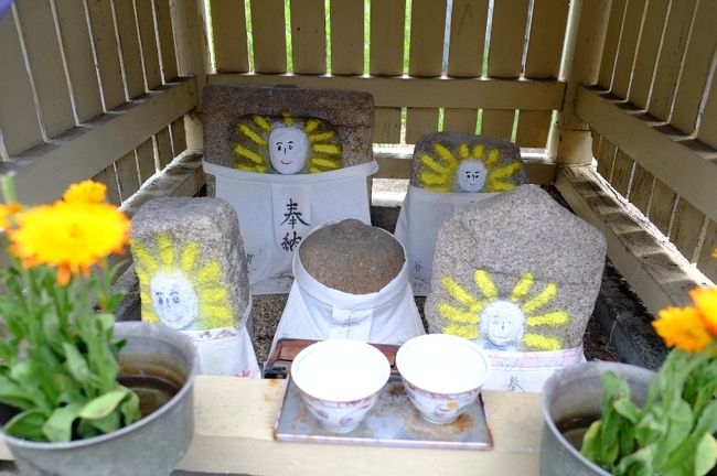 さて、神社を出て奈良阪を下っていくと、途中には見落としちゃいけない小さな見どころがいっぱい。<br /><br />こちらは彩色が施された小さな仏さま。まるで絵本から出てきたような可愛さです。この界隈の石仏は彩色されたものが多いと聞いたことがあります。