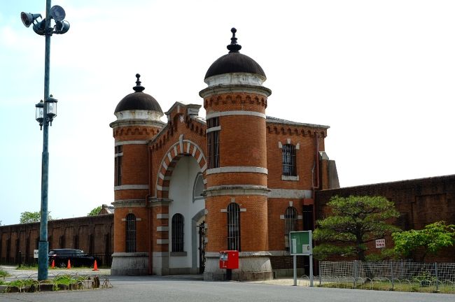 道中にはこんな見どころも。<br />奈良少年刑務所です。<br />あまりの建物の素敵さに、入ってみたいと言う方もおられましたが…<br /><br />皆「いや、何をしても無理ですから」<br />