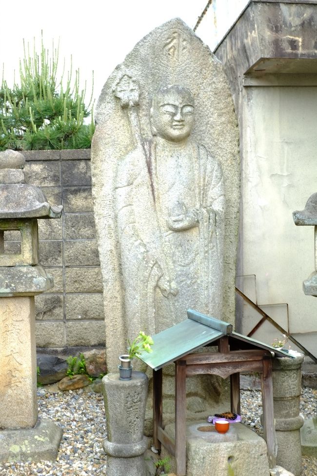 こちらは夕日地蔵さんです。<br />西向きに立っておられるので、きっと夕日が差すと神々しさを纏われるのでしょう。