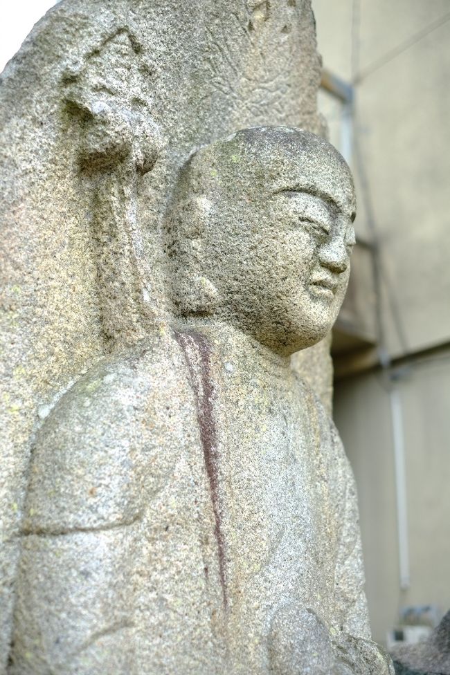 傍らに立てられた板に、会津八一の歌が記されていました。<br /><br />ならざかの いしのほとけの おとがひに<br />こさめながるる はるはきにけり<br /><br />