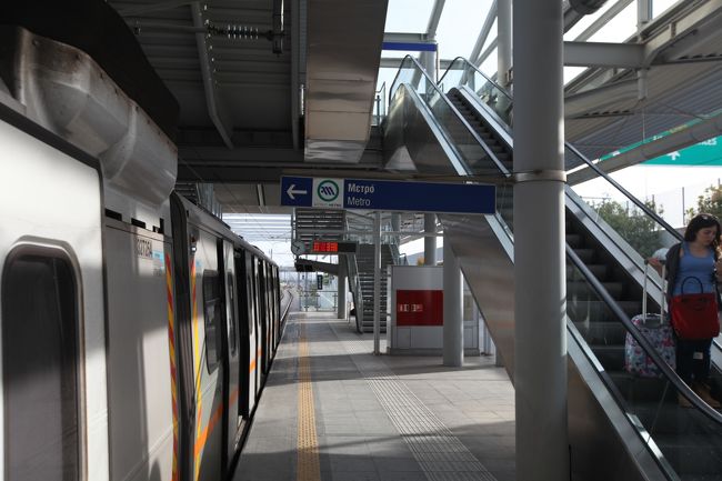 アテネ空港～シンタグマ広場<br />＊＊＊＊＊＊＊＊＊<br />往路<br />①　バス<br />　　　空港出口のチケット売場で片道5ユーロのみ販売（ここでは72時間チケット　　は販売せず）<br />　　　Ｘ95番のバスがシンタグマ広場終点行き　約50分<br /><br />②　メトロ　<br />　　　空港出口すぐ向かいにある空港鉄道駅からシンタグマ駅乗り換えでオモニア広場駅、ピレウスまで　８ユーロ<br />＊＊＊＊＊＊＊＊＊＊＊<br />　復路<br />①タクシー（シンタグマ広場のホテルから）　40ユーロ<br /><br />②地下鉄・シンタグマ駅（ピレウス駅も）から空港駅まで二人で14ユーロ<br />　　　　　　　（自動販売機で二人用一枚で出てくる）　一人８ユーロ<br />　　　　　　　直行便と一部途中乗換えがあります（降りたホームでそのまま待つことになります。）乗り換えある場合最大一時間。<br /><br />③　リオシオンバスターミナル近くの（数百メートル）バス停から空港までｘ９３番のバス　５ユーロ<br />