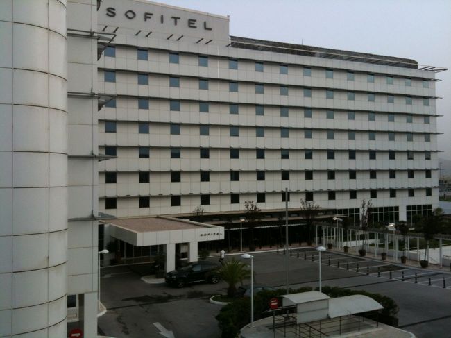 アテネ　ソフィテル　ホテル<br /><br />　ここはトイレが別室、浴槽とシャワーが一室となっており、浴槽から出て座って体をゆったり洗えます。<br />　<br />　<br />　空港駅の隣、前向かいが空港玄関で、深夜到着、早朝出発に便利。<br /><br />　