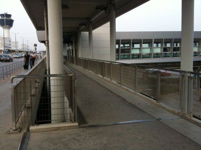 　<br />写真の右側に行くと空港鉄道メトロ駅、左が空港玄関。