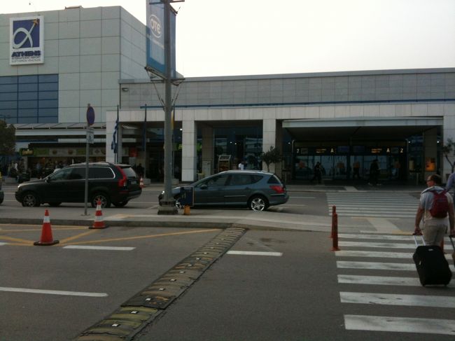 アテネ空港<br />＊＊＊＊＊*****************<br />ATH ラウンジ<br /><br />①　　アテネ空港国際線国内線ターミナルBエリア奥には、エーゲ航空の広いラウンジと狭いLHのラウンジがあります。<br />　<br />　エーゲ航空のラウンジでは搭乗券にファーストレーンのシールを貼ってくれます。セキュリティーを待たずに通過できますね。<br /><br />②　　アテネ空港国際線ターミナルAエリア奥には、オリンピック航空の広いラウンジがあり、エーゲ航空の搭乗券所有者も利用できます。<br /><br />