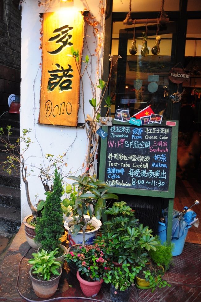 カフェ！<br /><br />カフェとバーがいっぱいです。