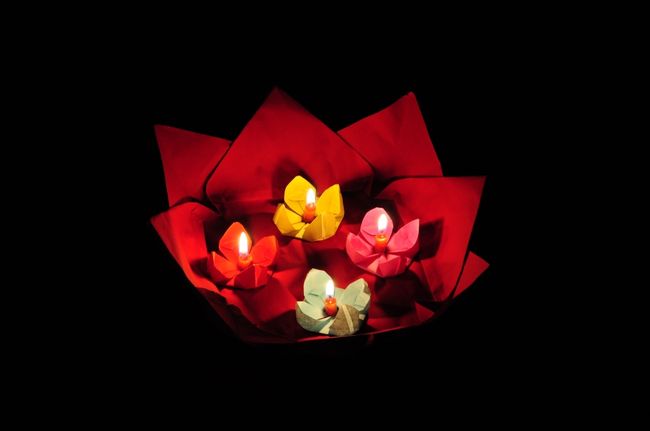 清明節に当たる日だったので、灯籠を流している人たちがいました。