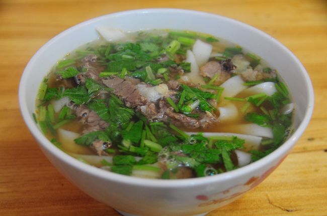 どのお店も混んでいるしどうせ一人なので、簡単に食事を済ませました。<br /><br />苗郷牛肉粉15元