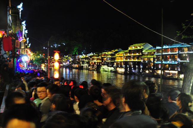 川沿いのバーが並ぶエリアは激混み！！道が狭いのに人がものすごく多くて、歩くのも大変。