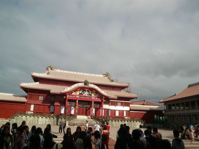 首里城の建物は第二次大戦などで消失したりしていたが、正殿は1992年に再建された。<br />建物は漆で彩られており、建物の全体の赤には一瞬驚いた。<br />漆の塗替えは定期的に行われており、メンテンスが大変だ。