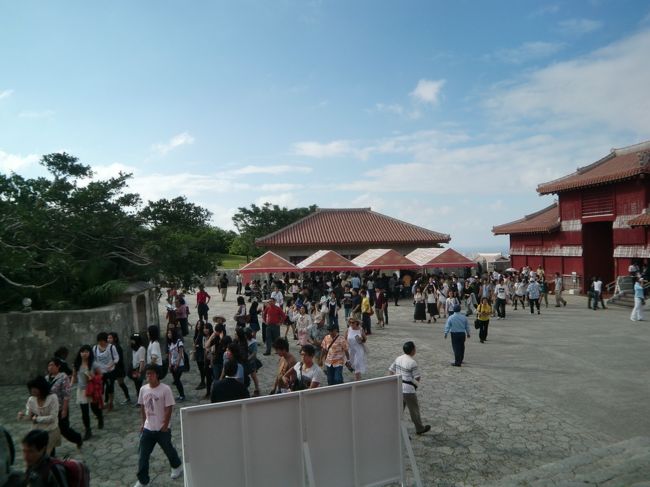 首里城に訪れる観光客は、この時期であっても多かった。