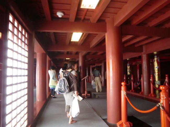 建物内も漆で彩られており、真っ赤という感じがする。