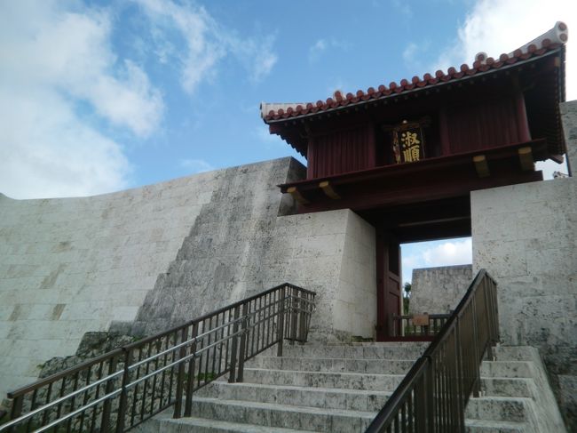 表門の淑順門（しゅくじゅんもん）。<br />建物の創建年は不明とされており、2010年（平成22年）に復元された。