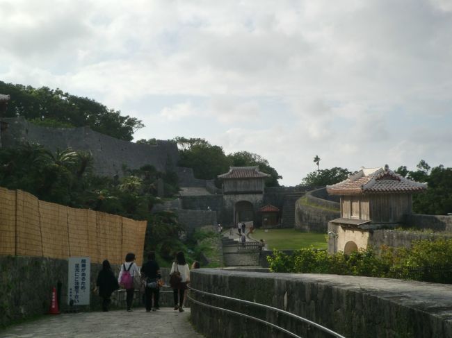 首里城から出ると、城壁が視界に広がる。