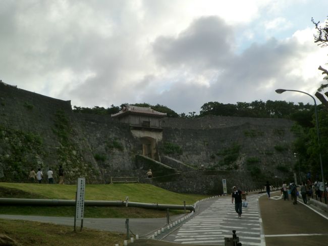 久慶門（きゅうけいもん）は通用門で主に女性が利用したといわれている。<br />1983年（昭和58）に復元された。<br />城壁が最も大きく見える位置かと思う。<br /><br />今回の沖縄旅行の観光はこれが最後となった。<br />これからホテルに戻り、明朝、那覇空港から羽田空港に向かう。<br /><br />
