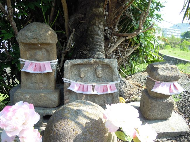 8時半にホテルのロビーに集合してJR奈良駅前から奈良交通<57>系統バスに乗り「高畑住宅」下車。<br />セブンイレブンのある道から白毫寺に向かって一直線の道を歩きます。<br /><br />奈良市街からほんの少し外れただけで長閑な風景になります。<br />石仏がすぐ登場するのも嬉しい。<br /><br />