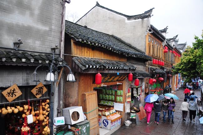 川沿いには土産物屋や食堂が軒を連ねています。