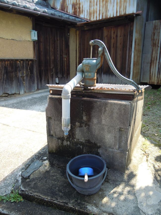 中野牛乳の牛乳箱がある家の前の空き地に井戸がありました。<br /><br />これは凄いまだ現役のようです。<br />ペットボトルが使われているのが素晴らしい。<br /><br />「美味しい水を飲みながら、井戸端会議もはずみそう」<br />と『昭和パラダイス倶楽部』コミュののりアロハさんが遠く関東で冗談を言っていました〜〜<br />